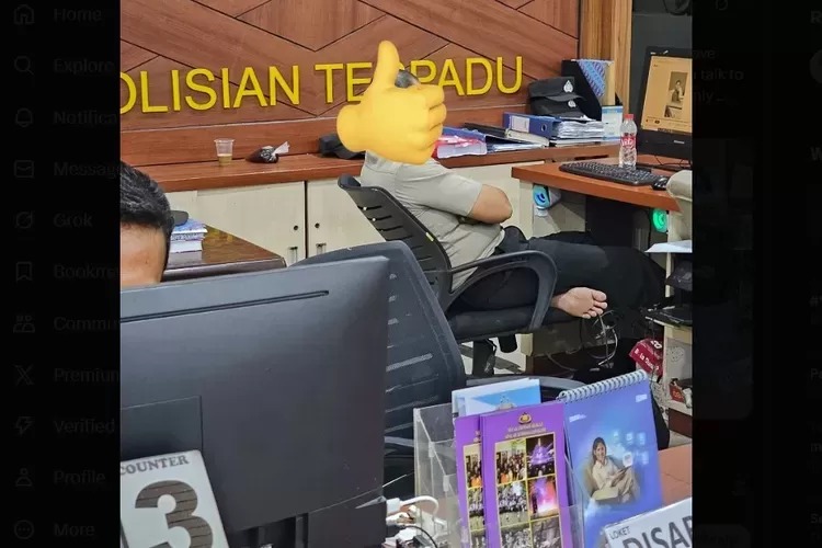 Polisi yang ditemui WNA Thailand sedang menonton. (X@jenbiverse)